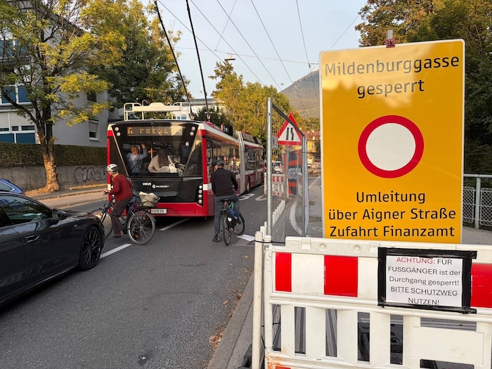 Derzeit ist auch die Mildenburggasse im Stadtteil Parsch gesperrt. Radler müssen weite Umwege ...