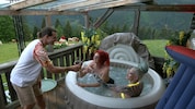 Ein ungeschriebenes Gesetz von „Forsthaus Rampensau“: Wo der Whirlpool ist, dort eskaliert es ...