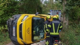 Der verunglückte Postwagen in Gunskirchen – der junge Lenker wurde schwer verletzt