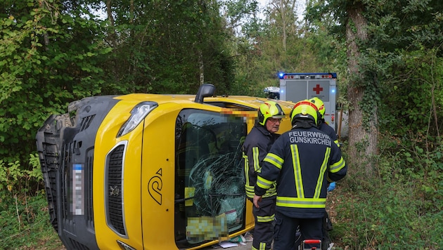 Der verunglückte Postwagen in Gunskirchen – der junge Lenker wurde schwer verletzt