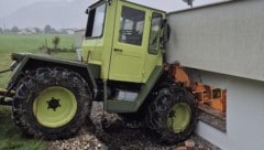 Der Traktor krachte auf Höhe des Kinderzimmers gegen das Haus