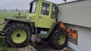 Der Traktor krachte auf Höhe des Kinderzimmers gegen das Haus
