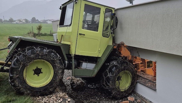 Der Traktor krachte auf Höhe des Kinderzimmers gegen das Haus