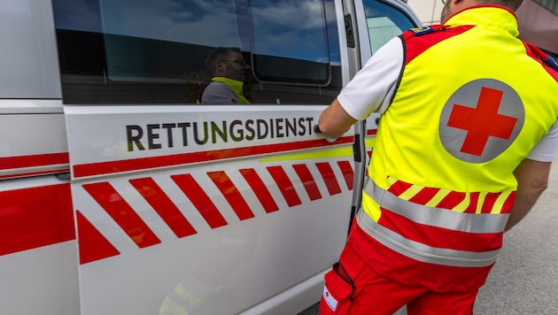 Die Rettung brachte die 29-Jährige ins Krankenhaus.