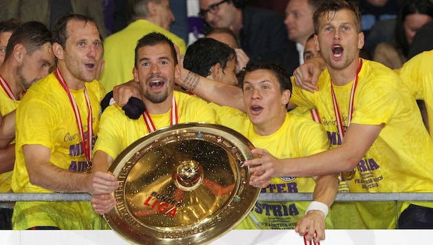 Tomas Simkovic (2.v.li.) wurde 2013 mit den „Veilchen“ Meister, managt jetzt in Hainburg.