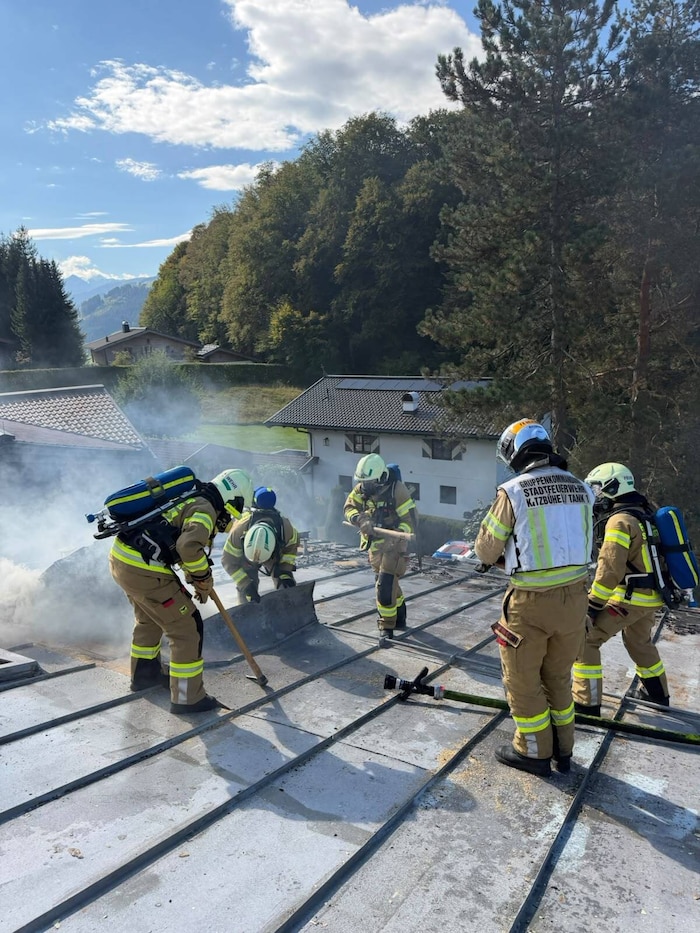 Die Feuerwehr musste das Dach öffnen, um Glutnester aufzuspüren.