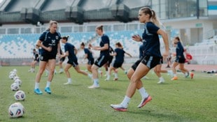 Austrias Kirchberger ( li.), Schöffel und Co. beim Training in Pristina