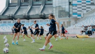 Austrias Kirchberger ( li.), Schöffel und Co. beim Training in Pristina