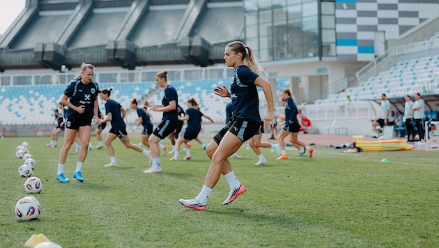 Austrias Kirchberger ( li.), Schöffel und Co. beim Training in Pristina