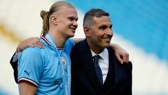 Erling Haaland (li.) und City-Boss Khaldoon Al Mubarak