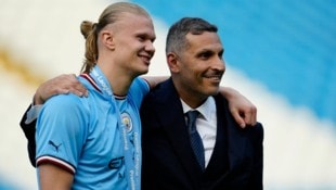 Erling Haaland (li.) und City-Boss Khaldoon Al Mubarak