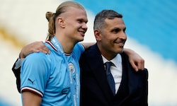 Erling Haaland (li.) und City-Boss Khaldoon Al Mubarak