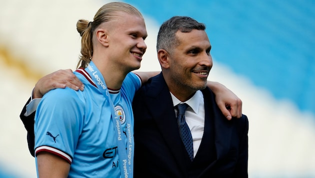 Erling Haaland (li.) und City-Boss Khaldoon Al Mubarak
