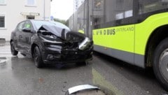Beide Fahrzeuge wurden bei dem Zusammenstoß stark beschädigt.