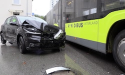 Beide Fahrzeuge wurden bei dem Zusammenstoß stark beschädigt.