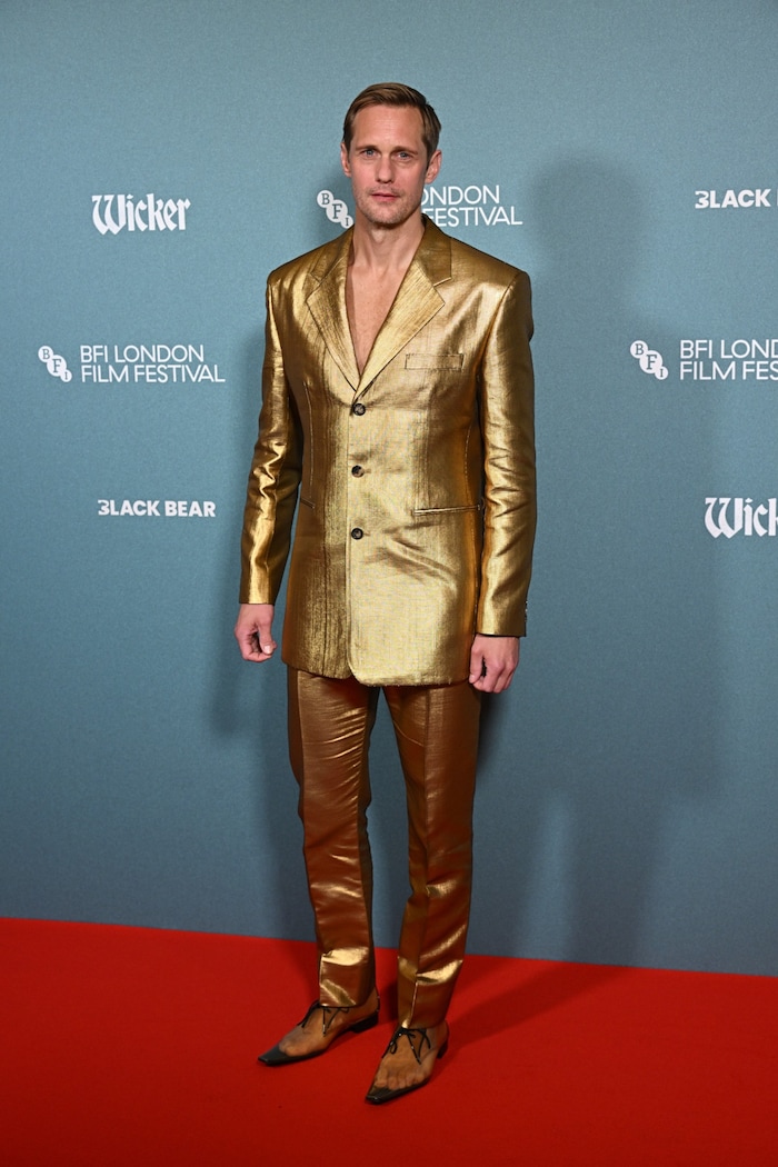 Alexander Skarsgård-Mann mit durchsichtigen Plastikschuhen bei der Premiere seines neuesten ...