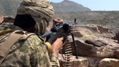 Ein Kämpfer der Houthi-Miliz führt Angriffe auf Ziele der jemenitischen Armee durch.
