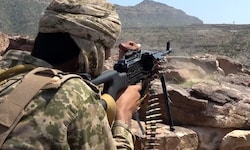 Ein Kämpfer der Houthi-Miliz führt Angriffe auf Ziele der jemenitischen Armee durch.