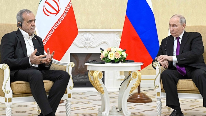 der iranische Präsident Masoud Pezeshkian und Russlands Machthaber Wladimir Putin bei ihrem ...