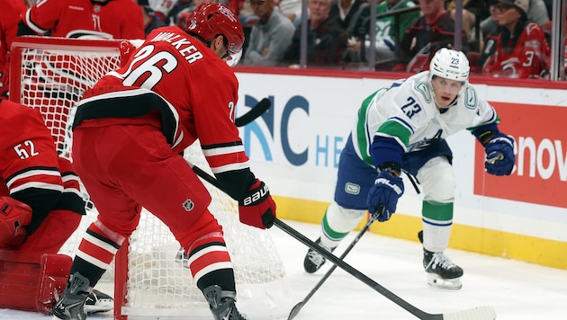 Marco Rossi (rechts) verlor klar bei den Carolina Hurricanes.