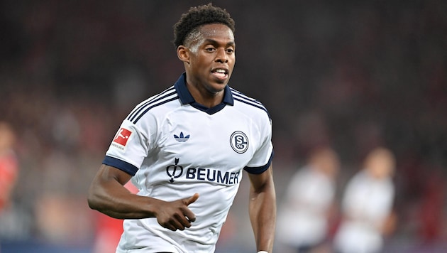 ÖFB-Stürmer Junior Adamu geht für Schalke 04 auf Torjagd.