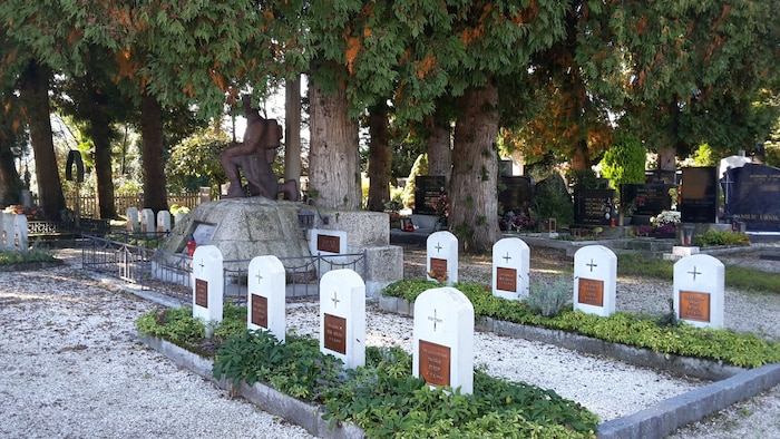 16 Opfer des Abwehrkampfes wurden am Völkermarkter Kreuzbergl-Friedhof bestattet. Tote und ...