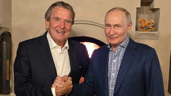 Gerhard Schröder (82) besuchte die Geburtstagsfeier seines alten Freundes Wladimir Putin (74).