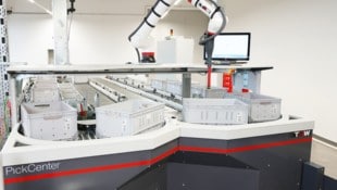 Die TGW entwickelt zum Beispiel hochautomatisierte Roboter, die Waren in Lagern transportieren ...