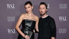 Anthony Vaccarello mit Model Hailey Bieber: Saint Laurent und sein Kreativdirektor gehen nun ...
