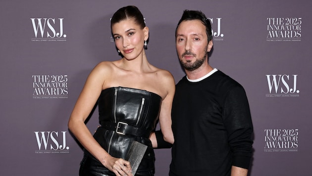 Anthony Vaccarello mit Model Hailey Bieber: Saint Laurent und sein Kreativdirektor gehen nun ...