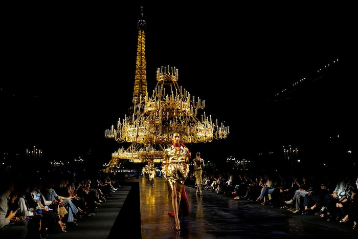 Für seine letzte Show schickte Vaccarello seine Models vor der Kulisse des Eiffelturms auf den ...