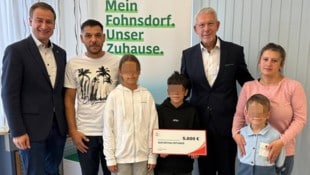 Die betroffene Familie mit dem Fohnsdorfer Bürgermeister Volkart Kienzl (li.) und ...