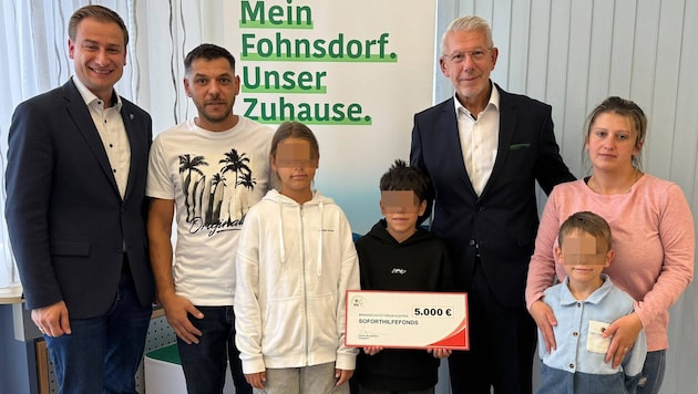 Die betroffene Familie mit dem Fohnsdorfer Bürgermeister Volkart Kienzl (li.) und ...