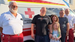 Sie kann wieder lachen: Die siebenjährige Annalena aus Pfarrkirchen bei Bad Hall mit ihren ...