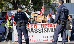 Rund 150 Personen zogen am Freitagvormittag friedlich und lautstark gegen das Kopftuchverbot und ...