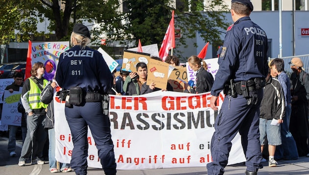 Rund 150 Personen zogen am Freitagvormittag friedlich und lautstark gegen das Kopftuchverbot und ...