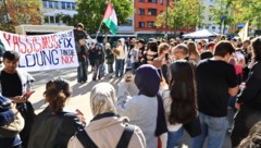 In Innsbruck versammelten sich Demonstrierende am Landhausplatz.