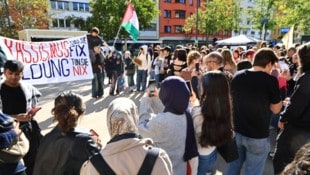 In Innsbruck versammelten sich Demonstrierende am Landhausplatz.