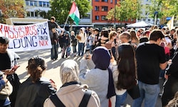 In Innsbruck versammelten sich Demonstrierende am Landhausplatz.