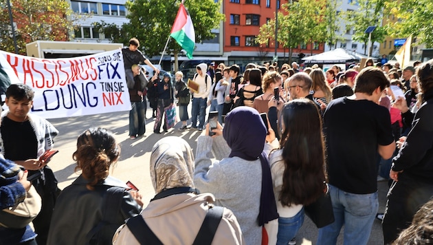 In Innsbruck versammelten sich Demonstrierende am Landhausplatz.