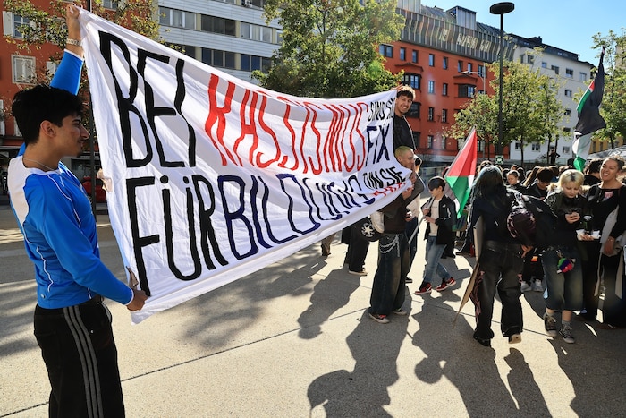 Bei den Schülerinnen und Schüler stößt das Kopftuchverbot auf deutlichen Widerstand.