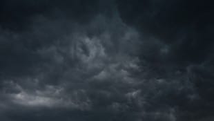 Dichte Wolken dominieren am Nachthimmel – Sterne sind kaum zu sehen.