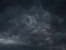 Dichte Wolken dominieren am Nachthimmel – Sterne sind kaum zu sehen.