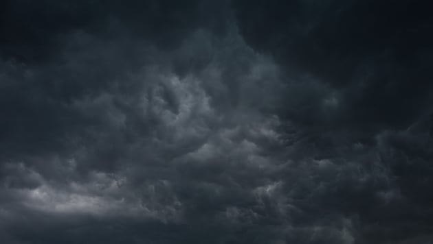 Dichte Wolken dominieren am Nachthimmel – Sterne sind kaum zu sehen.