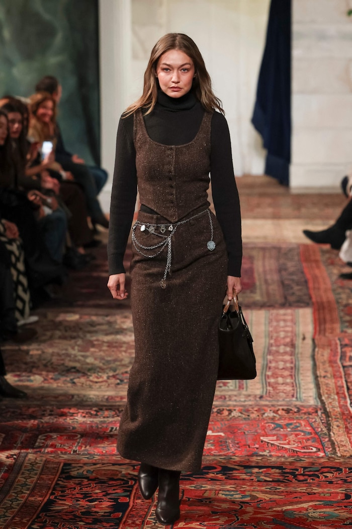 Ralph Lauren schickt Gigi Hadid in hippen Farbtönen über den Laufsteg.