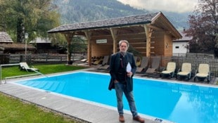 Schlosswirt-Hotel-Chef Christian Mangold vor dem mittlerweile in Kärnten in Betrieb ...