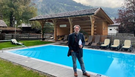 Schlosswirt-Hotel-Chef Christian Mangold vor dem mittlerweile in Kärnten in Betrieb ...