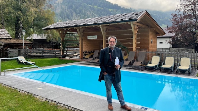 Schlosswirt-Hotel-Chef Christian Mangold vor dem mittlerweile in Kärnten in Betrieb ...