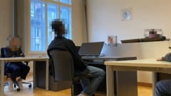 Der Angeklagte saß wieder einmal bei Gericht.