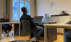 Der Angeklagte saß wieder einmal bei Gericht.